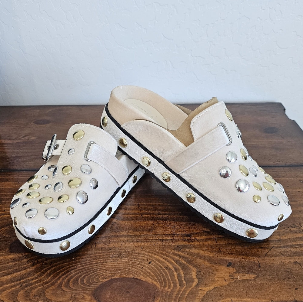 Gianni Bini Women's Cream Suede Clogs/Mules w/ Silver/Gold Accents Size 8 & 9.5 - Picture 2 of 8